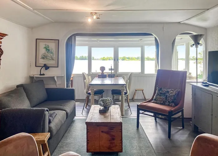 Stunning Stacaravan In Reeuwijk