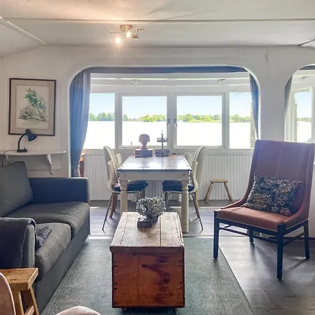 Stunning Stacaravan In Reeuwijk