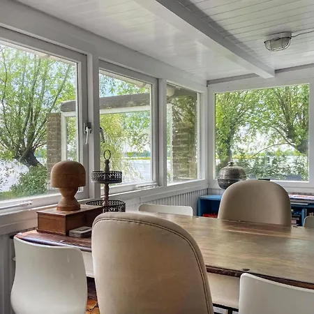 Stunning Stacaravan In Campingplads Reeuwijk